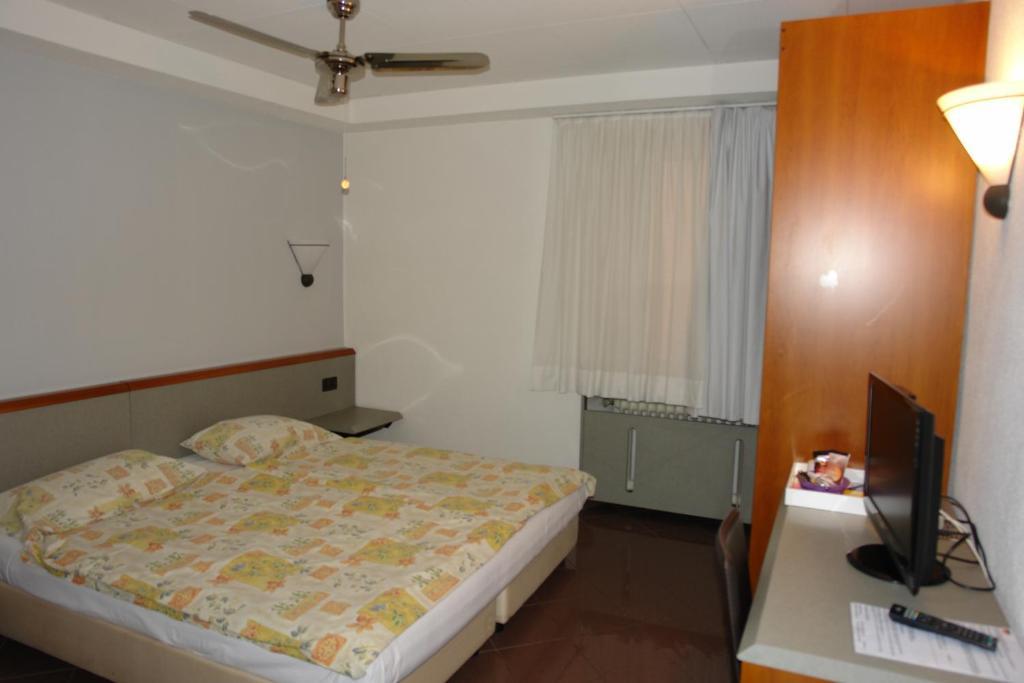 Hotel Bahnhof Haus Chiasso Quarto foto